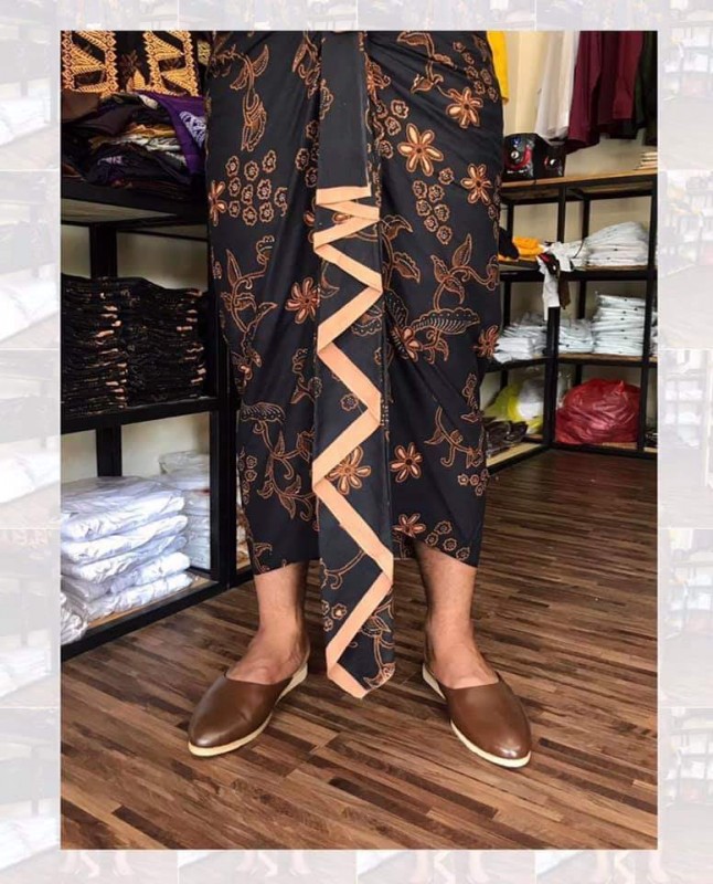 Kamen Pria Batik kancut warna hitam motif bunga