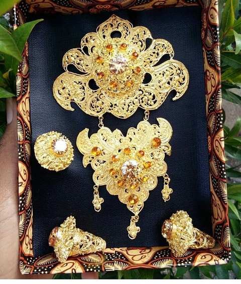 Set Perhiasan Bros Juntai Warna Emas