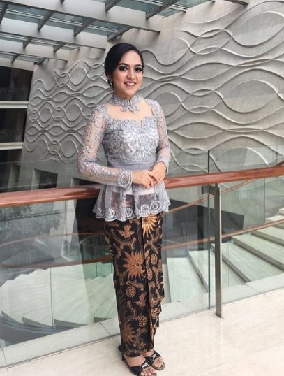 5 Jenis Bros Alpaka untuk Ibu-Ibu Muda Modern Kenakan Saat Kondangan Acara Nikahan