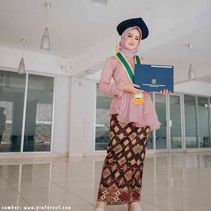 Kebaya Wisuda Simple dan Elegan, Contek Modelnya untuk Tampil Stand Out