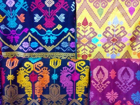 5 Perbedaan kain tenun Songket dan tenun ikat atau Endek Bali