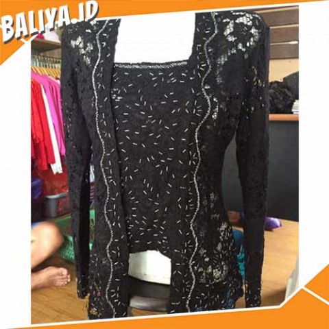 Seragam Kebaya Hitam Yang Terlihat Begitu Dramatis