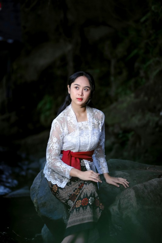 Inilah Jenis Bros yang Cocok Digunakan untuk Kebaya Kutubaru